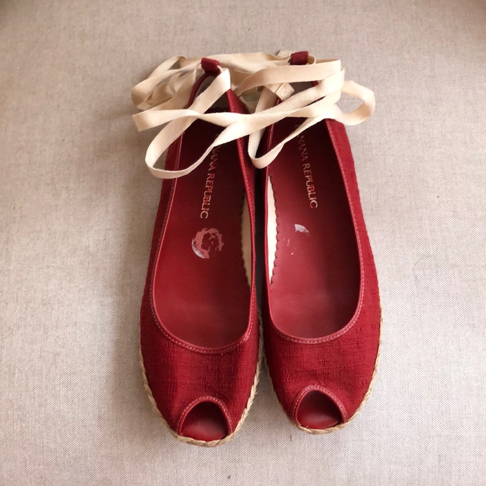 Size 10 BANANA REPUBLIC red open toe espadrille